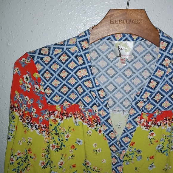 Fig & Flowers XLP Boho Floral Color Block Top Petite - Picture 6 of 9